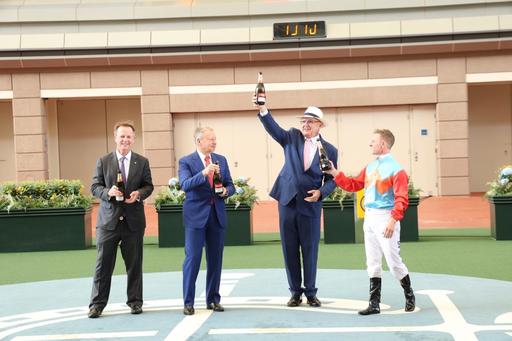 HKJC Head of Racing Andrew Harding, HKJC CEO WInfried Engelbrecht-Bresges, trainer David Hayes and jockey Zac Purton break out the champagne at a special presentation at Sha Tin to celebrate Ka Ying Rising's Everest victory (Sing Tao) 