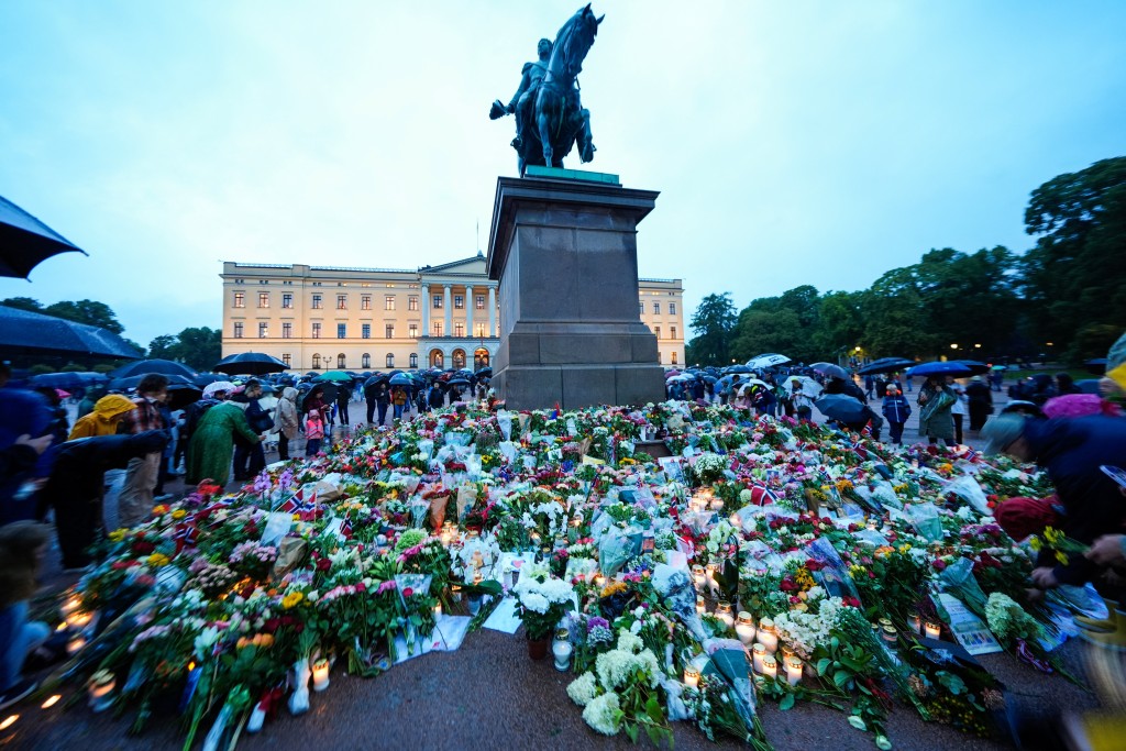 Photo by TERJE PEDERSEN / NTB / AFP  Flowers and candles have been placed in tribute to late King Harald V of Norway at the Palace Square in Oslo on August 28, 2026.