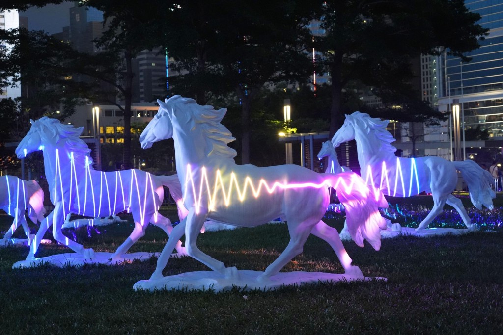 The Community Exhibition at Tamar Park presents a nighttime horse- themed light show with multimedia projections in the evening on Fridays to Sundays. At today’s launch ceremony, a special visual art performance was staged to mark the occasion. The Community Exhibition at Tamar Park presents a nighttime horse- themed light show with multimedia projections in the evening on Fridays to Sundays. At today’s launch ceremony, a special visual art performance was staged to mark the occasion.