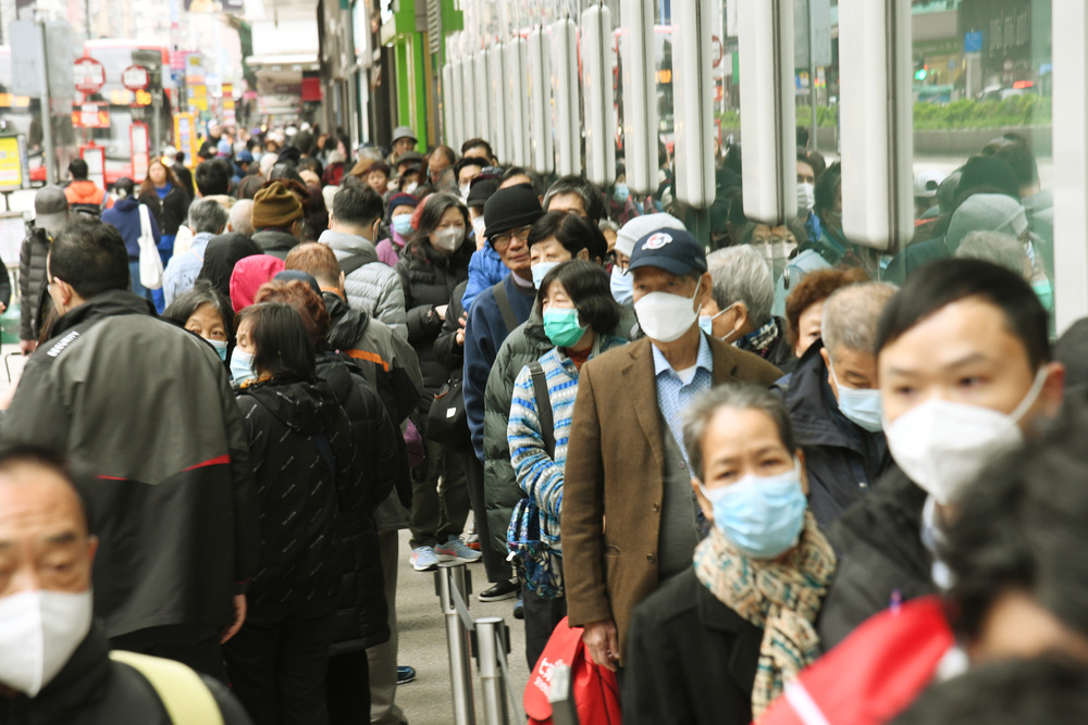 Lengthy queues at an HSBC branch in Mong Kok. sing tao Lengthy queues at an HSBC branch in Mong Kok. sing tao