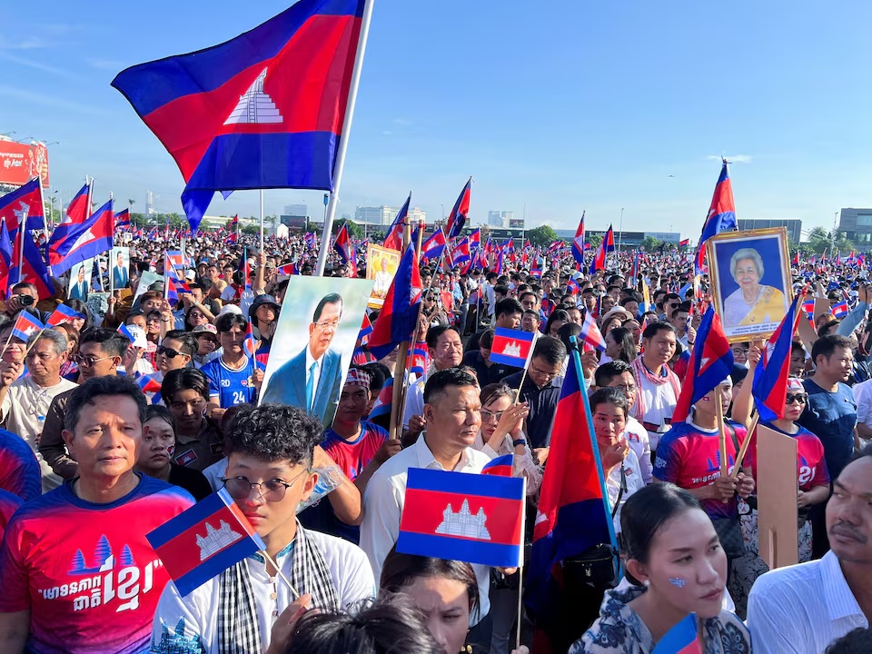  Cambodians hold national flags and a portrait of Cambodia's Hun Sen as they attend a "Solidarity March" to support the government's decision to deploy the army at the disputed Thailand-Cambodia border, following a clash at the border on May 28, 2025, in Phnom Penh, Cambodia, June 18, 2025. REUTERS/Chantha Lach 