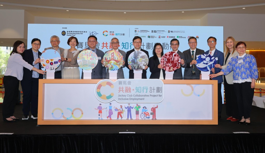HKSAR Government Secretary for Labour and Welfare Chris Sun (centre) and Club Steward Jackson Woo (6th left)