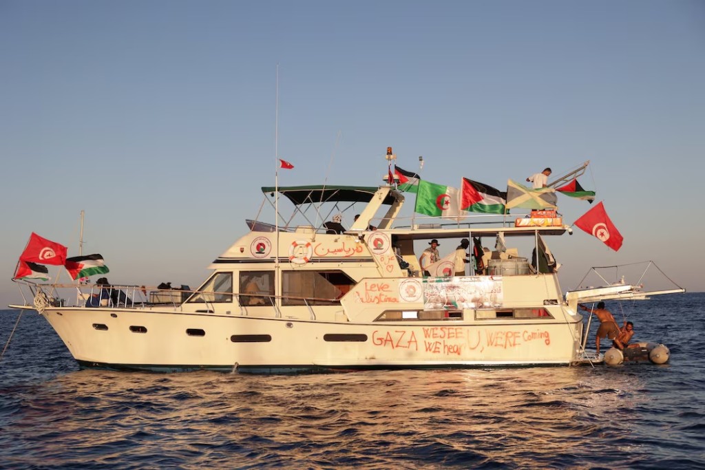  A boat, part of the Global Sumud Flotilla aiming to reach Gaza and break Israel's naval blockade, sails off Koufonisi islet, Greece, September 26, 2025. REUTERS/Stefanos Rapanis/File Photo