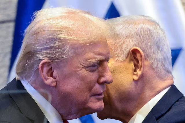 U.S. President Donald Trump and Israeli Prime Minister Benjamin Netanyahu at the Knesset on the day of Trump's address, amid a U.S.-brokered prisoner-hostage swap and ceasefire deal between Israel and Hamas, in Jerusalem, October 13, 2025. REUTERS/Evelyn Hockstein/Pool/File Photo