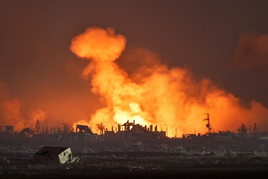  An explosion in Gaza is seen from the Israeli side of the Israel-Gaza border, July 24, 2025. REUTERS/Amir Cohen/File Photo
