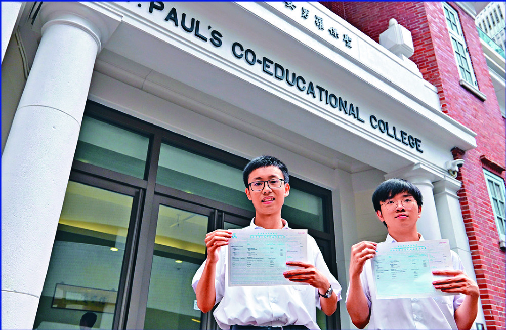 Applauded for their scores are, from far left, Wong Shue-hei and Au Yeung of St Paul’s, Jenny Iu of Hong Kong Chinese Women’s Club College, and Chung Pak-lun and Chan Chak-fung of La Salle. SING TAO