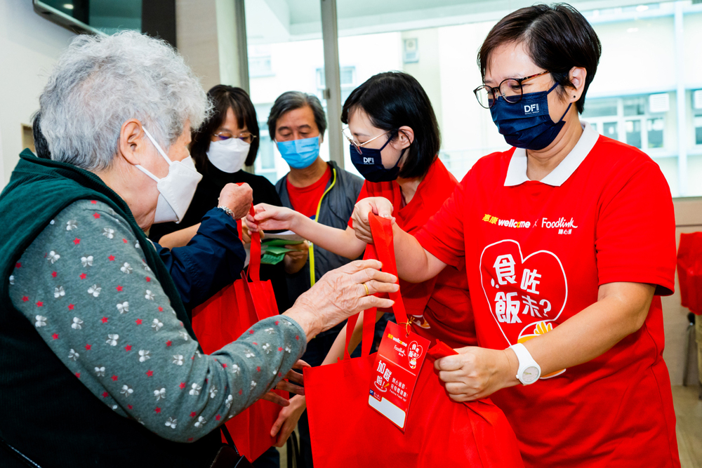 Team members of Wellcome Hong Kong’s “Sik Jor Fan Mei” campaign sending food supplies to the elderly.