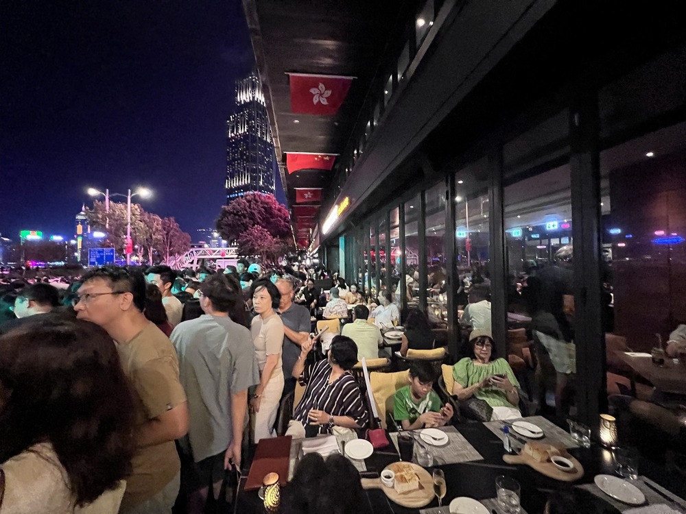 A number of restaurants in Tsim Sha Tsui were fully booked on National Day night A number of restaurants in Tsim Sha Tsui were fully booked on National Day night