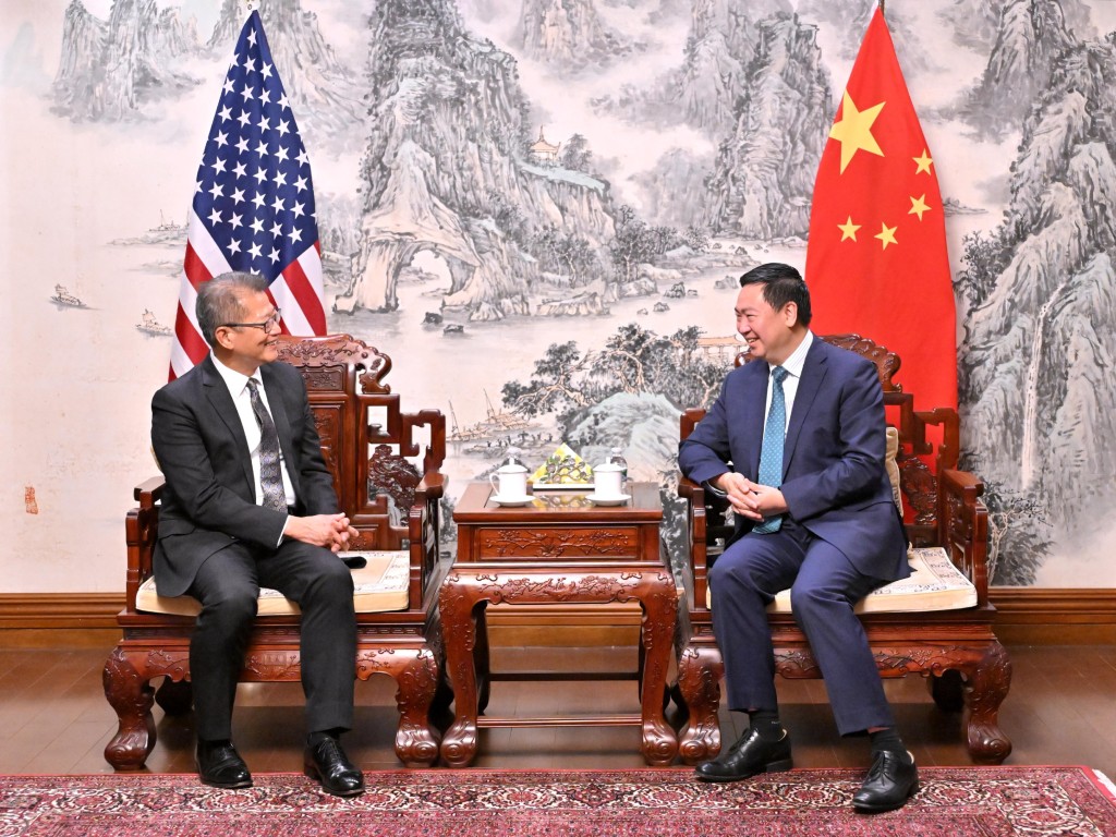 Chan meeting with Chen Li. (GIS)