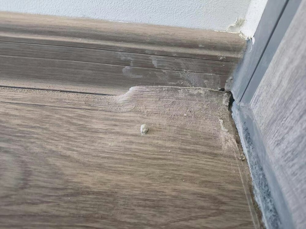 Various types of leakage were observed at the housing project, including leaks from washing machine drainage pipes, water supply pipes, rainwater seepage in corridor platforms, water seepage in bathrooms, walls, and door edges. (Photo: Lam Pok)