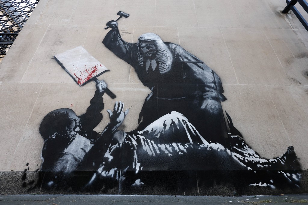 A new mural by anonymous artist Banksy on the Royal Courts of Justice in London, Britain, September 9, 2025. (Reuters)