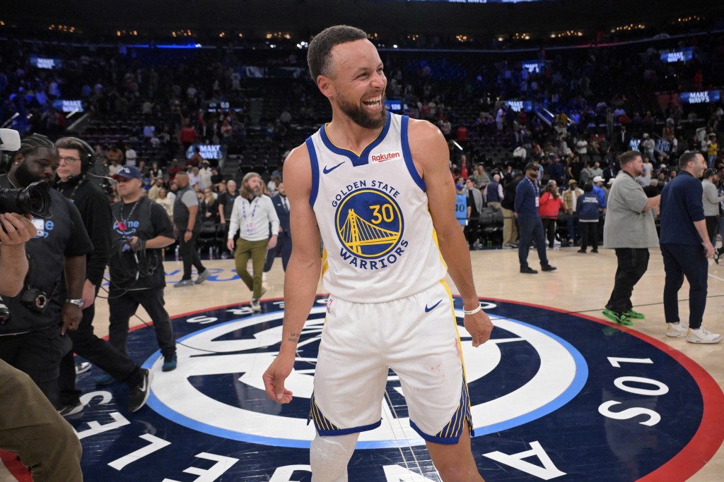 Golden State Warriors guard Stephen Curry smiles on court after defeating the Los Angeles Clippers. Reuters