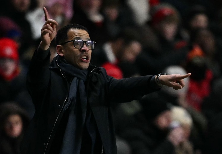 Liam Rosenior gives instructions to Chelsea players. AFP