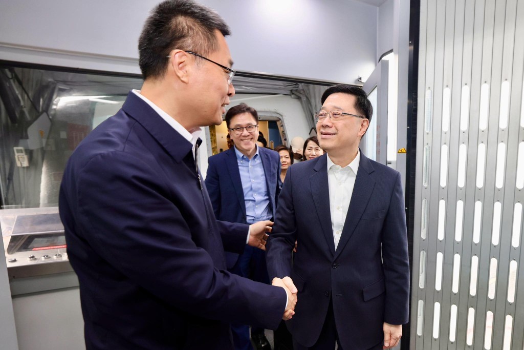 John Lee arrives Hangzhou, greeted by Zhejiang officials at airport (John Lee's Facebook)