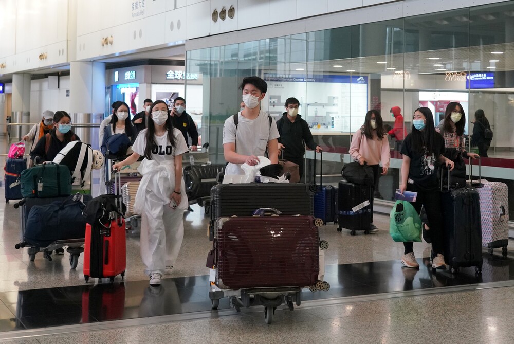 Anxious students planning to return to Hong Kong for the summer face major problems booking flights and hotels. Sing Tao Anxious students planning to return to Hong Kong for the summer face major problems booking flights and hotels. Sing Tao