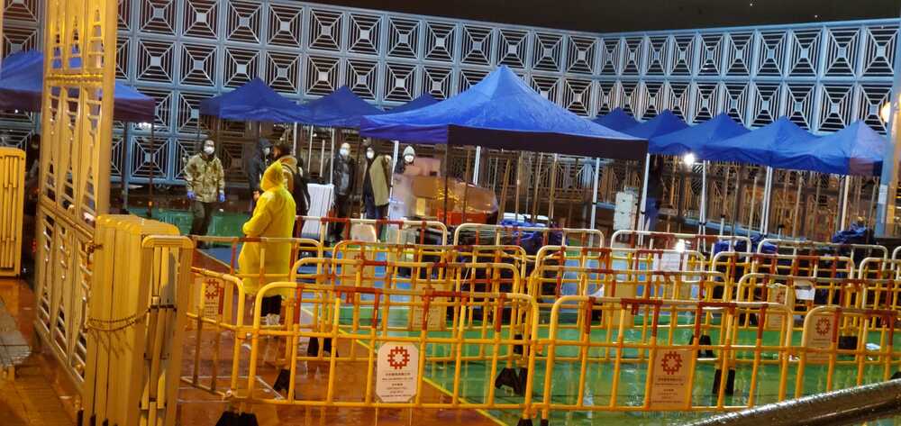 PPE-clad healthcare workers and police officers arrived at Ying Yat House of Yat Tung (I) Estate at 7pm Sunday evening to set up facilities for compulsory testing. File photo PPE-clad healthcare workers and police officers arrived at Ying Yat House of Yat Tung (I) Estate at 7pm Sunday evening to set up facilities for compulsory testing. File photo