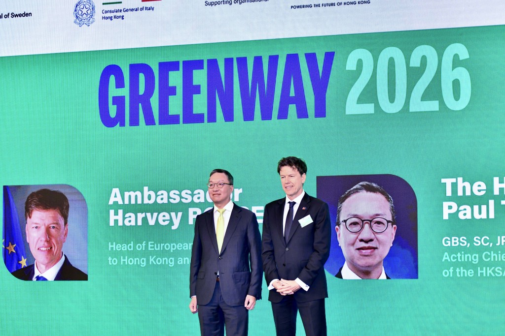 Paul Lam and Harvey Rouse jointly open the forum. Paul Lam and Harvey Rouse jointly open the forum.
