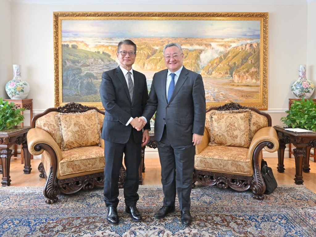 Chan paying a courtesy call on Fu Cong. (GIS)