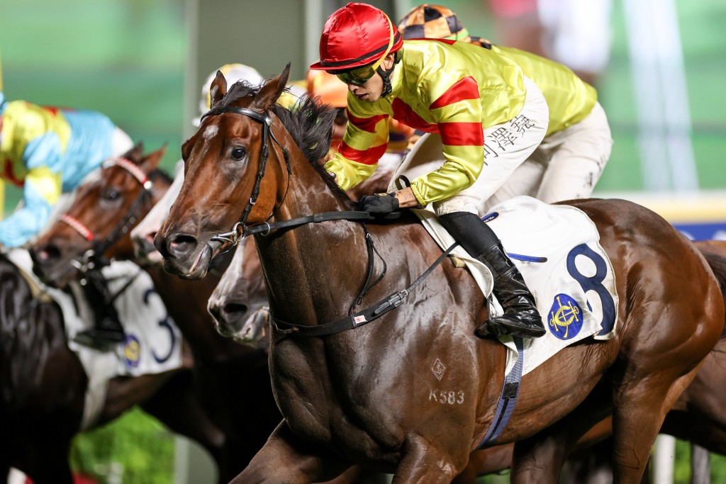 Hot Delight bounces back to winning ways at Sha Tin. HKJC