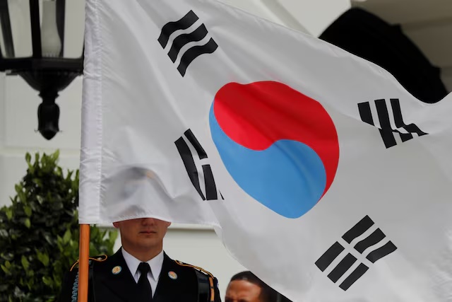 A South Korean flag covers a ceremonial guard member prior to the arrival of South Korea’s President Moon Jae-in at the White House in Washington, U.S., April 11, 2019. REUTERS/Carlos Barria/Files