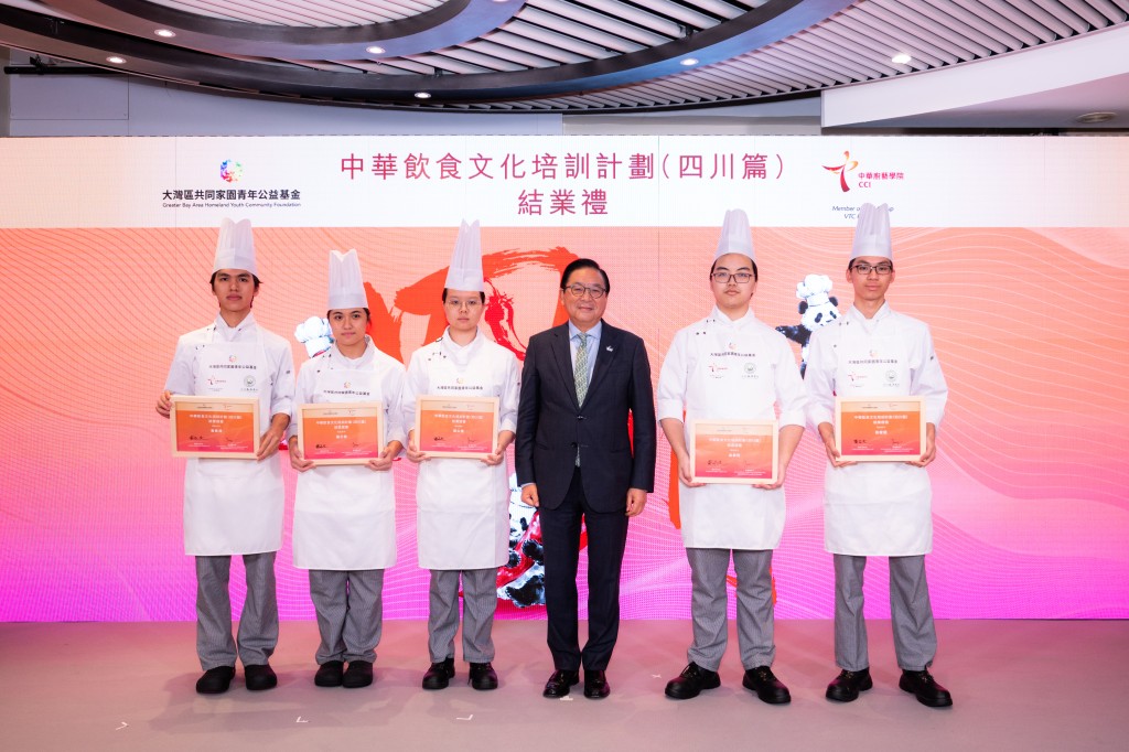 Jeffrey Lam, Chairman of the VTC (Right 3) applauded the students’ achievements.