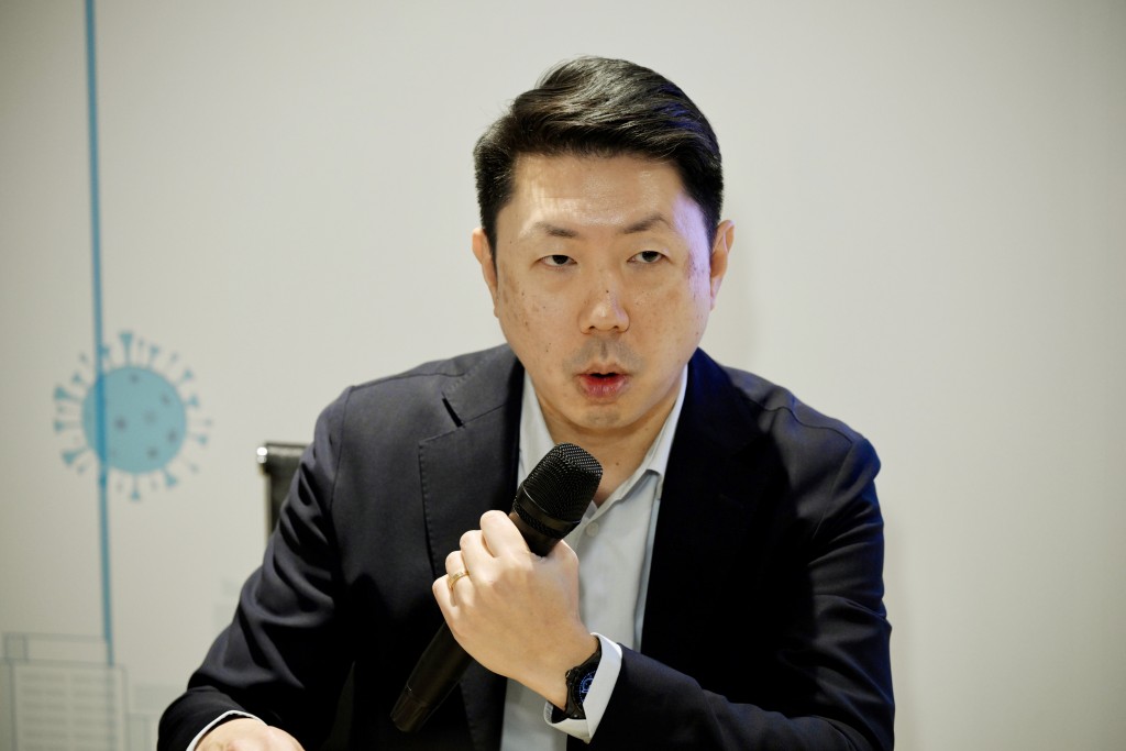 University of Hong Kong infectious diseases expert Ivan Hung Fan-ngai noted that early symptoms resemble those of influenza.