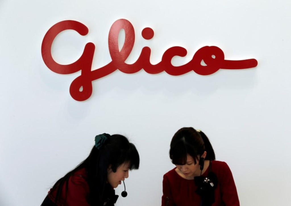  Employees of Ezaki Glico work on a Pocky production line at the company's Kitamoto factory in Kitamoto, north of Tokyo October 16, 2014. REUTERS/Issei Kato