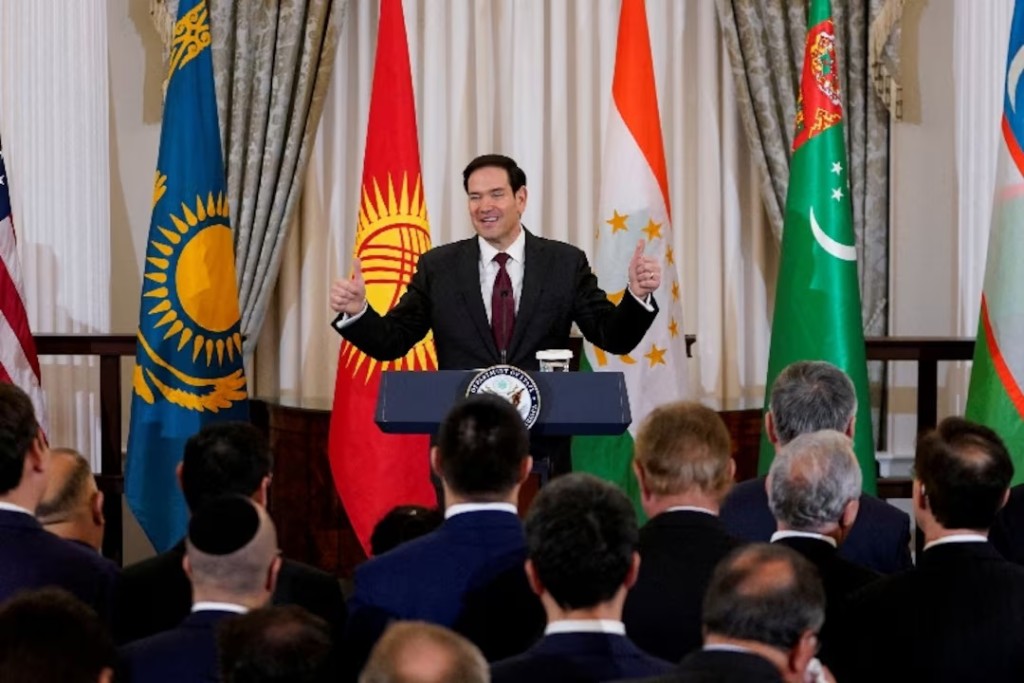 U.S. Secretary of State Marco Rubio gives a thumbs up as he speaks during a reception with Central Asian states' foreign ministers at the State Department in Washington, D.C., U.S., November 5, 2025. REUTERS/Nathan Howard/File Photo 