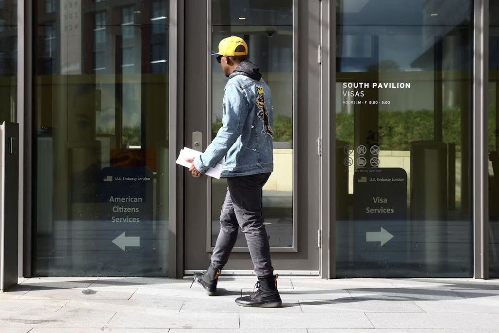 A visitor tries to enter the visa section of the U.S. Embassy in Nine Elms in London, Britain May 1, 2018. REUTERS/Simon Dawson