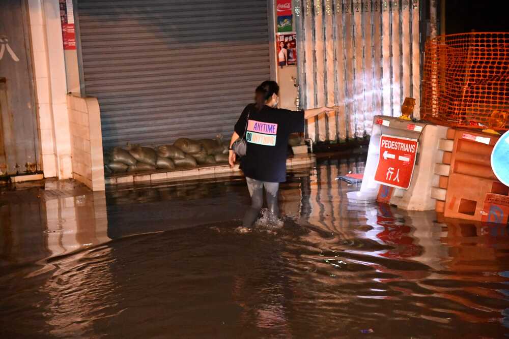 In the village of Sam Ka Tsuen in Lei Yue Mun, villagers waded through knee-high water.