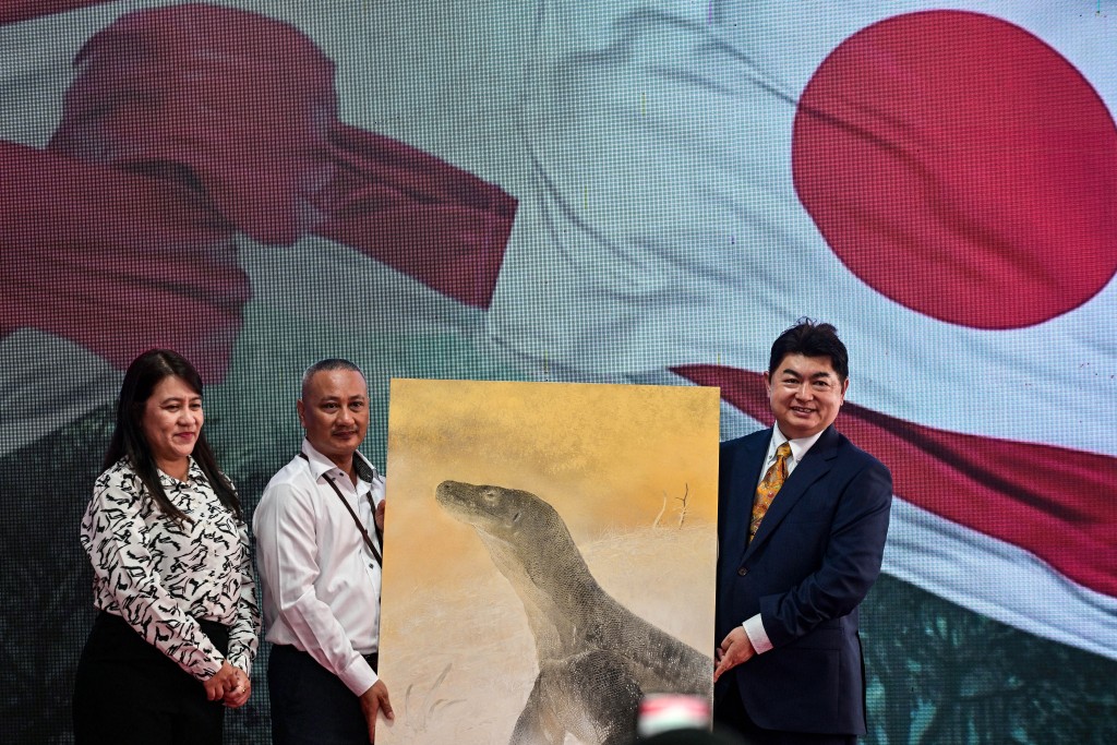 Photo by JUNI KRISWANTO / AFP  Director of Japan's iZoo Tuyoshi Shirawa (R), Director of Operations and General Affairs at Surabaya Zoo Nurika Widyasa (L) and Moch.