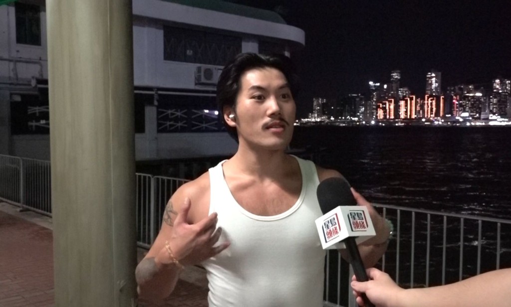 Mr. Au and his girlfriend specifically visited the Hung Hom promenade for an evening run to experience the typhoon's conditions.