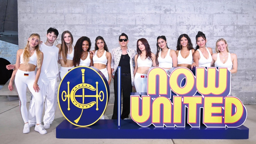 Posing for a group photo with Aaron Kwok, HKJC's Rising Stars Ambassador (6th left), Ariel Tsang (5th right), Now United's new Hong Kong, China member and other members.