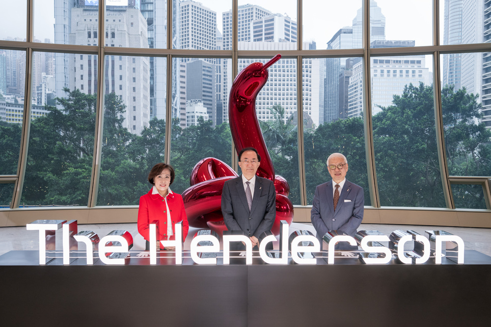 Colin Lam Ko-yin, Vice Chairman of Henderson Land Group (middle); Margaret Lee Pui-man, Senior General Manager, Portfolio Leasing Department, Henderson Land (left); and Victor Kwok Man-cheung, General Manager, Project Management Department, Henderson Land (right), officiated at the lighting ceremony to welcome the first batch of tenants into The Henderson.