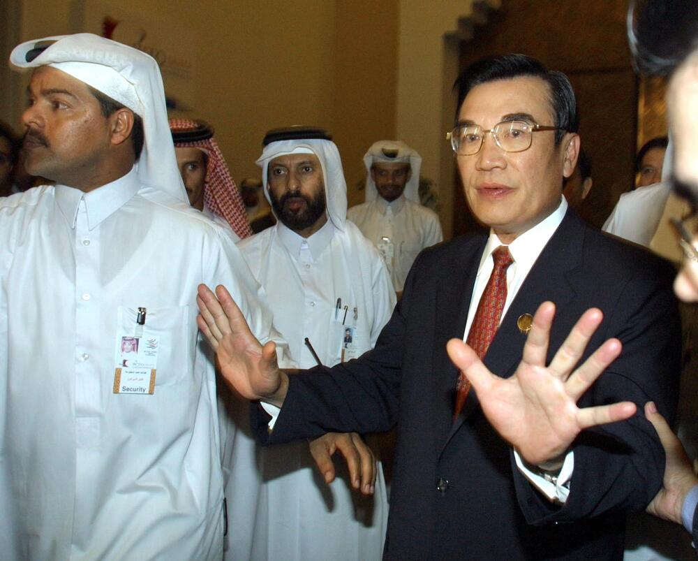 Lin Hsin-I gestures while leaving a conference room, after his country's entry in the WTO in Doha 11 November 2001. (AFP) Lin Hsin-I gestures while leaving a conference room, after his country's entry in the WTO in Doha 11 November 2001. (AFP)