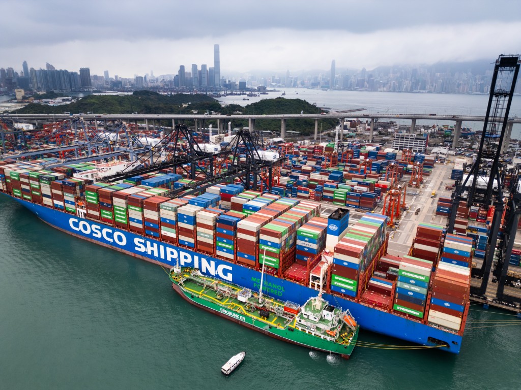 Green methanol produced by VENEX is delivered via bunkering vessel to a container ship berthed at the Kwai Tsing Container Terminals. Towngas.