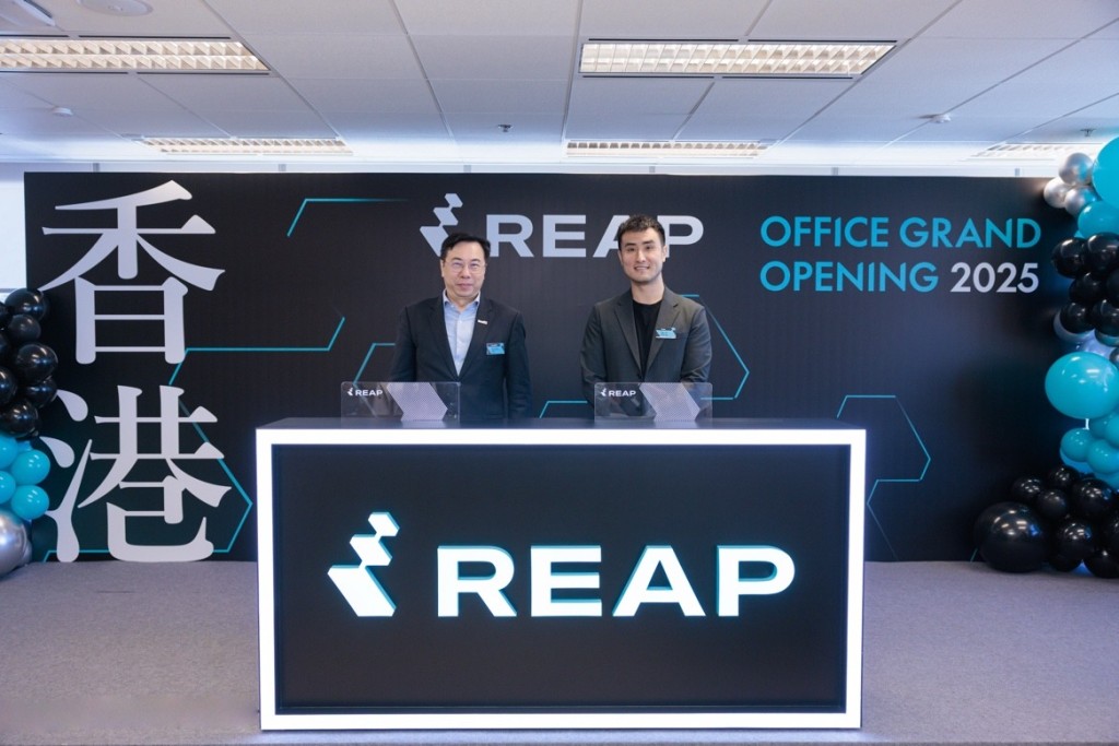 Kevin Kang, Co-founder of Reap (right) and Arnold Lau, Associate Director-General of Investment Promotion of Invest Hong Kong(left)