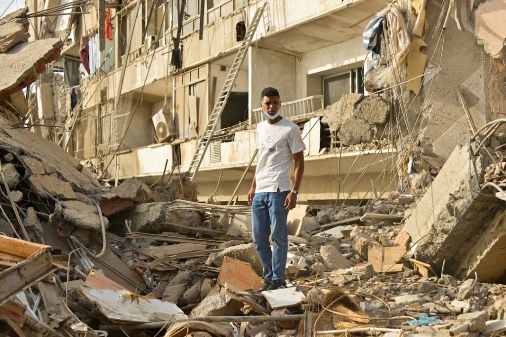  A man stands amid the rubble of collapsed buildings, in the aftermath of earthquakes in La Guaira, Venezuela, June 25, 2026. REUTERS/Maxwell Briceno
