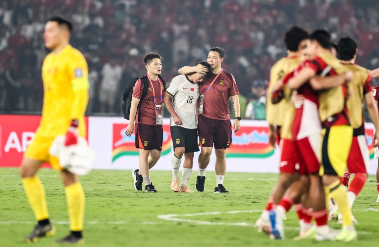 Hu Hetao reacts to China's defeat by Indonesia. (Xinhua)