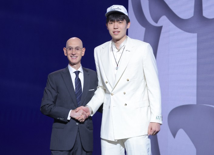 Yang Hansen shakes hands with NBA Commissioner Adam Silver after he was selected with the 16th pick by Portland. (Reuters)