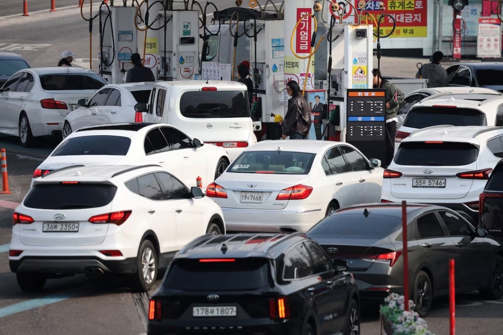 Cars line up at a gas station in Seoul, South Korea, March 9, 2026. REUTERS/Kim Hong-Ji 