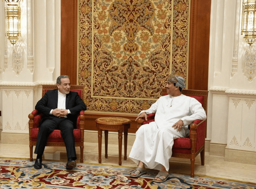  Iran's Foreign Minister Abbas Araghchi is welcomed by an Omani official upon his arrival in Muscat, Oman, in this handout image obtained on February 6, 2026. Iranian Foreign Ministry/WANA (West Asia News Agency)/Handout via REUTERS