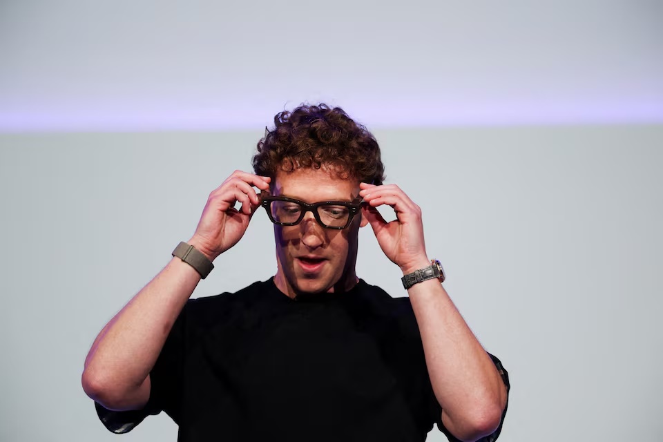  Meta CEO Mark Zuckerberg wears the Meta Ray-Ban Display glasses, as he delivers a speech presenting the new line of smart glasses, during the Meta Connect event at the company's headquarters in Menlo Park, California, U.S., September 17, 2025. REUTERS/Carlos Barria