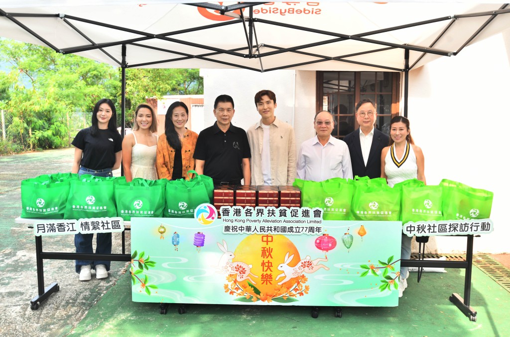 Karson Choi (4th right), Tam Kam-kau (4th left), Wong Wa-hong (3rd right), Tsoi Wing-sing (2nd right) and Adriana Chan (3th left).