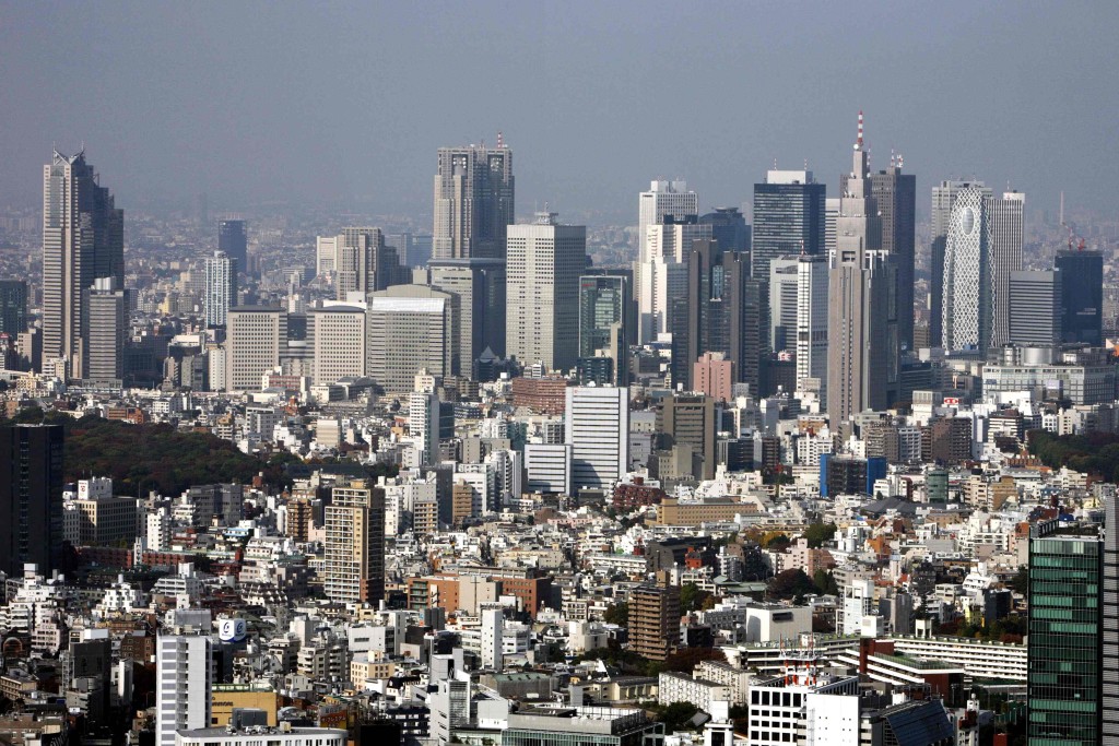 A cluster of high-rise buildings in Shinjuku district is seen in Tokyo in this November 18, 2008 file photo.  REUTERS/Stringer (JAPAN - Tags: BUSINESS CITYSCAPE REAL ESTATE)