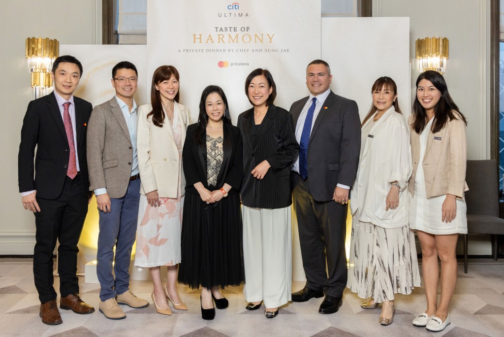 Group photo featuring Vicky Kong, Head of Wealth for Asia North and Australia, Citi (fourth from right), Sarah O, Head of Digital Growth & Cards and Unsecured Lending Sales, Citi Hong Kong (third from left), Helena Chen, Senior Vice President, General Manager, Hong Kong & Macau, Mastercard (fourth from left), Terry Gordon, Vice President, Account Management, Mastercard (third from right) and representatives from Citi and Mastercard. Citi