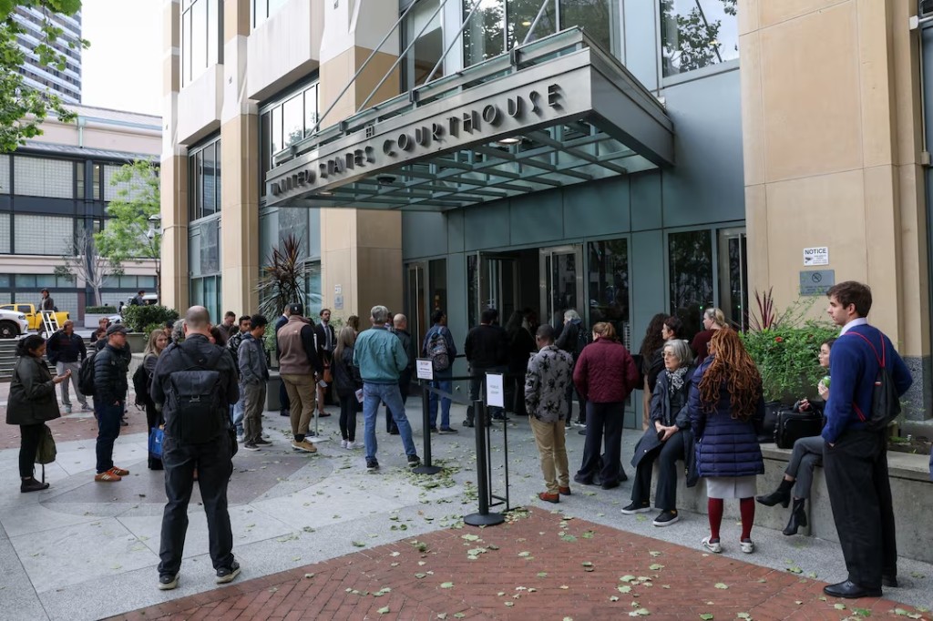 People queue to enter a federal courthouse on the day of the jury selection for the trial in Elon Musk's lawsuit over OpenAI for-profit conversion in Oakland, California, U.S., April 27, 2026. REUTERS/Manuel Orbegozo