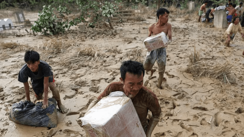Survivors collect relief supplies in an area affected by a deadly flash flood following heavy rains in Karang Baru, Aceh Tamiang regency, Aceh province, Indonesia, Dec 6, 2025. (Photo: REUTERS/Ajeng Dinar Ulfiana)