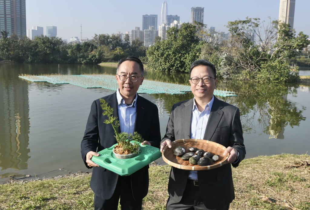 MTR Chief of Operations Engineering Services and Innovation Chan Hing-keung (left) and HKU Director of the Centre for Civil Society and Governance Lam Wai-Fung. 