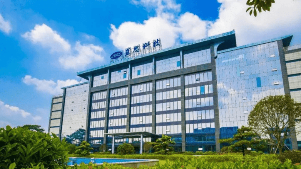 Zhou Qunfei founded Lens Technology in 2003.